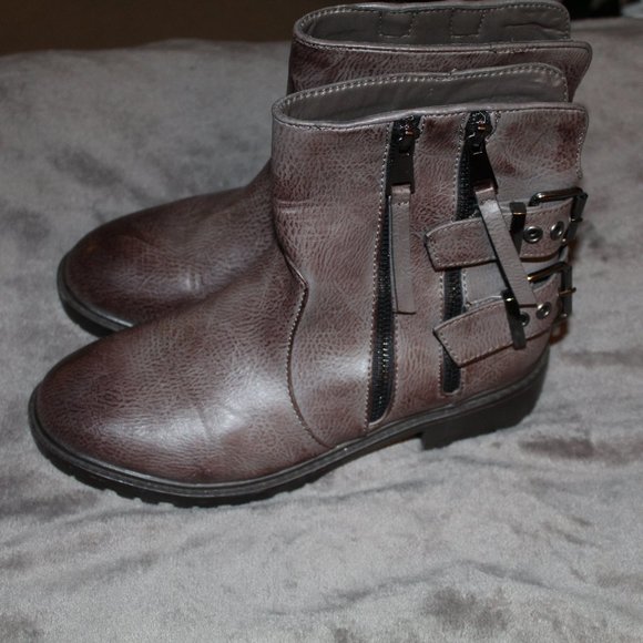 Qupid Shoes - Qupid 7.5 Gray Moto Boots With Buckles NWOT